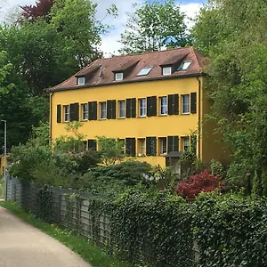 Apartment Zentrumsnahe Dachwohnung In Grüner Oase, Lauf an der Pegnitz